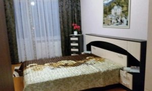 Сдается трехкомнатная квартира на Баязита Бикбая с косметическим ремонтом